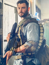 Extraction Chris Hemsworth signed movie photo