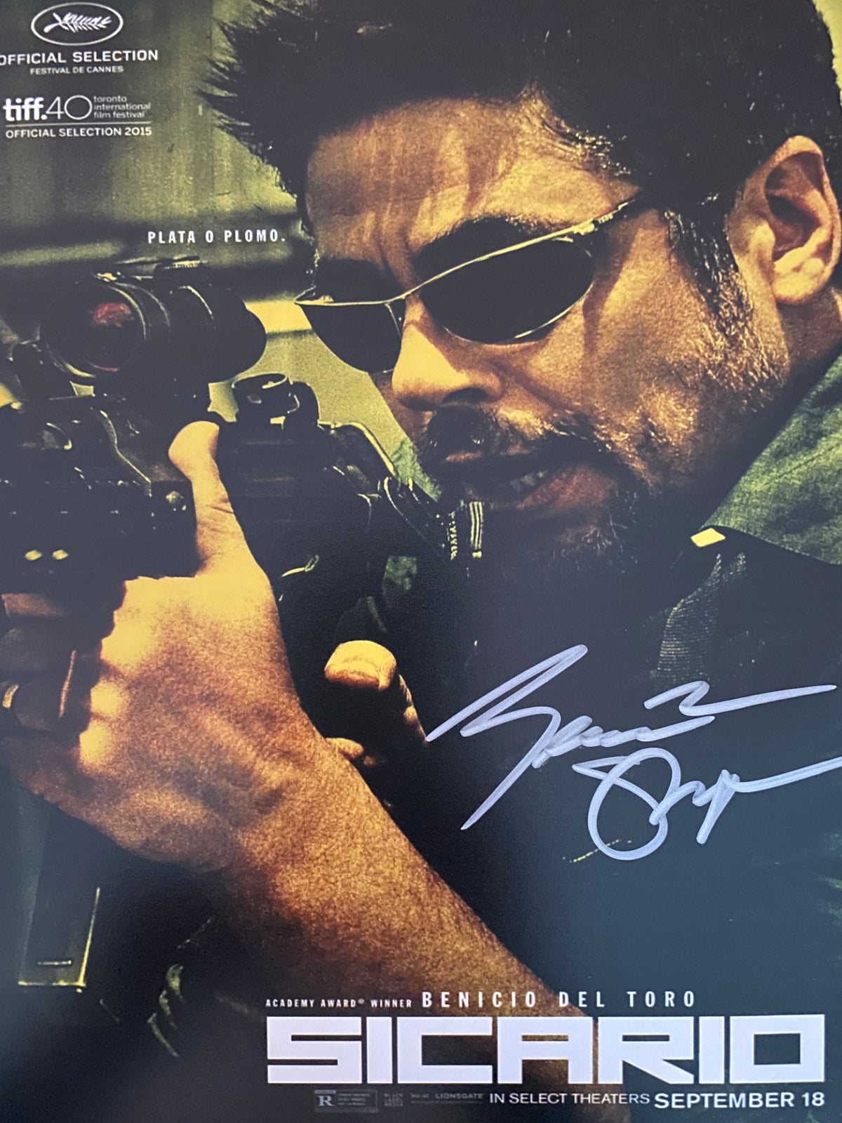 Sicario Benicio del Toro signed movie photo. GFA Authenticated